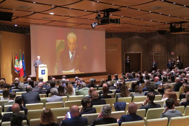 Mattarella apre il Salone del Mobile: "Modello unico al mondo, sostenere il made in Italy"
