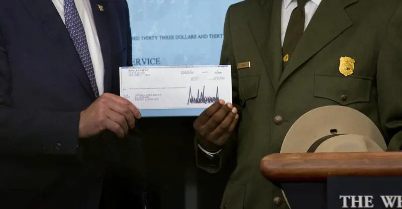 Come promesso Trump dona il suo stipendio 
