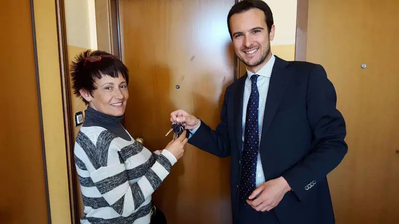 Nella via degli abusivi festa per una casa assegnata