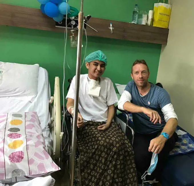 Il regalo di Chris Martin al fan malato di tumore prima del concerto