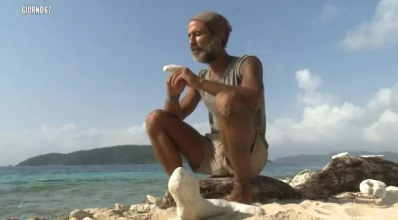 Isola dei Famosi, Raz saluta l'Honduras sparpagliando le sue scorte di riso sulla terra e in mare