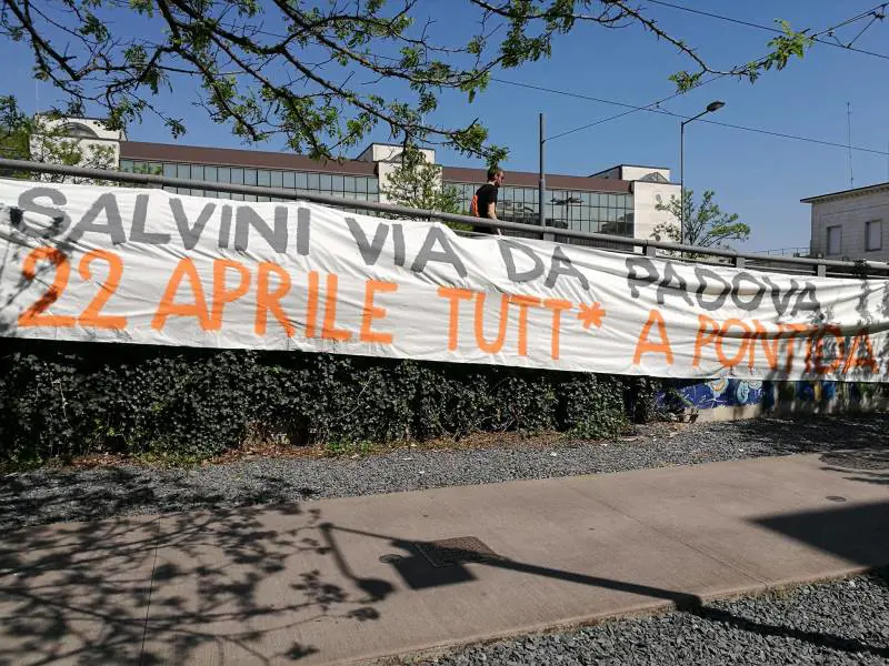 Padova, arriva Salvini: tensione tra centri sociali e polizia