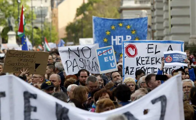 Soros mobilita 70mila persone per fare la guerra a Orban