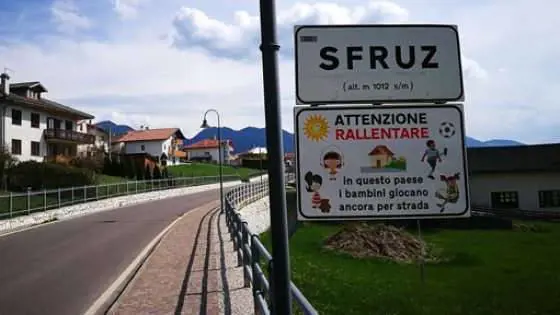Il paesino che difende il "diritto al gioco" dei bambini, anche per strada