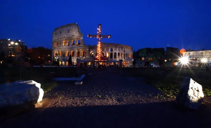 Via Crucis, migranti al centro. Il Papa: "Porte chiuse per calcoli politici"