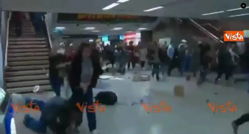 New York, teaser scambiato per colpi di pistola: panico in stazione