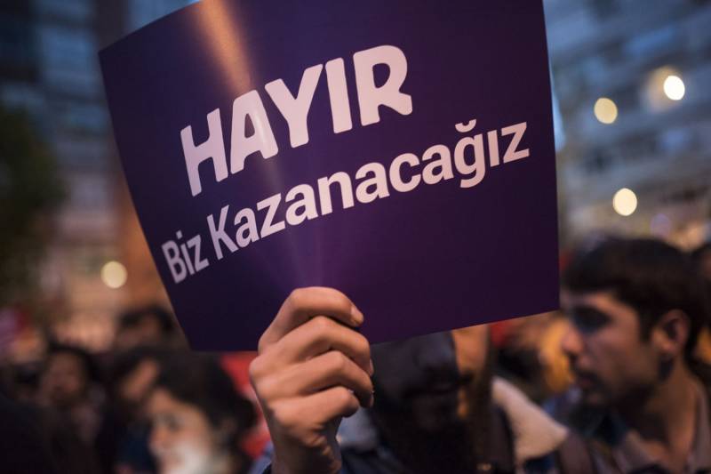 Proteste a Kadikoy (Istanbul). "No, vinceremo", recitano gli slogan