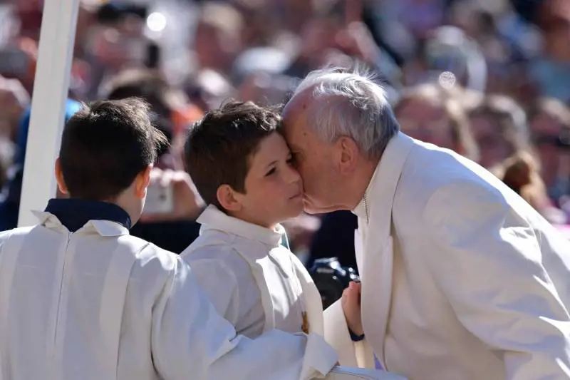 Quattro bambini con il saio della comunione sulla papamobile con Francesco 