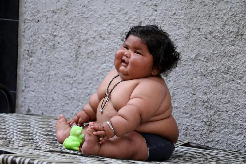 La bimba di 8 mesi che pesa già 17 chili. I genitori: "È una punizione divina"