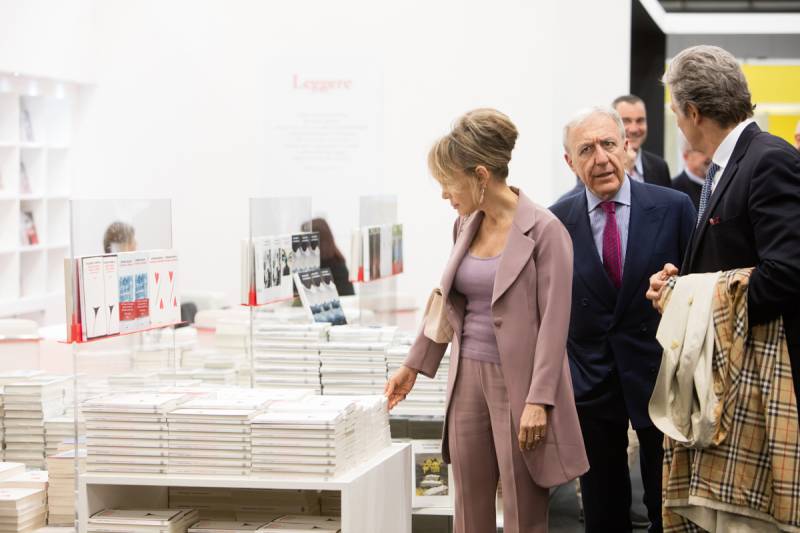 Marina Berlusconi, presidente del Gruppo Mondadori, in visita allo stand Einaudi