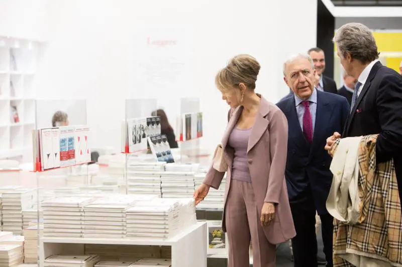 Marina Berlusconi, presidente del Gruppo Mondadori, in visita allo stand Einaudi