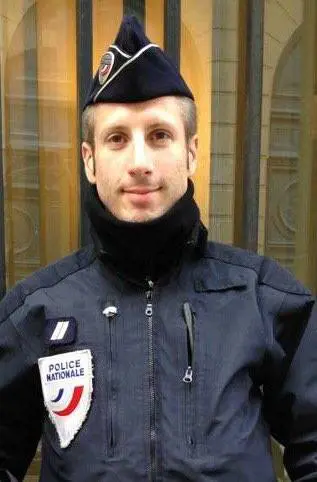 Ecco chi era  Xavier Jugelé, l'agente ucciso a Parigi