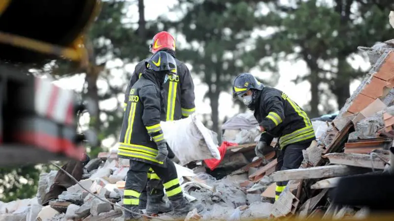 Abbatte il campanile lesionato dal terremoto: parroco indagato