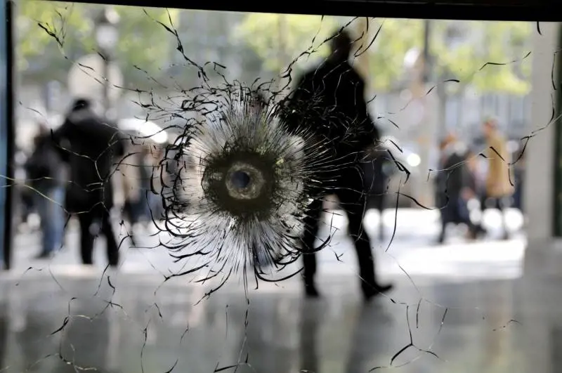 La Francia alle elezioni nel terrore. Allarme 007: "Seggi vulnerabili"