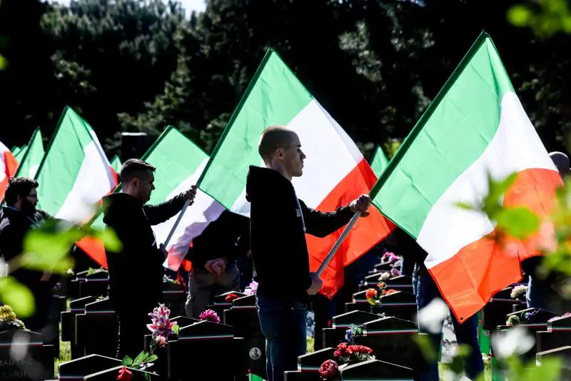 Tricolore vietato per i morti di Salò