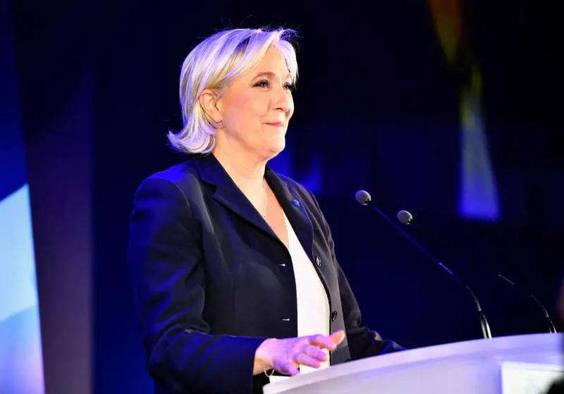 Le Pen, campagna al mercato. E si scopre anche animalista