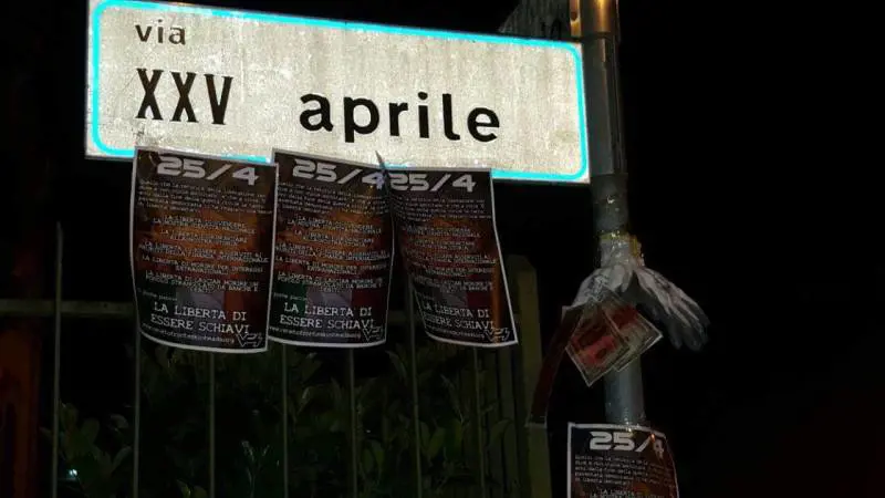 “Liberi di essere schiavi”, la provocazione del Fronte Skinheads per il 25 aprile