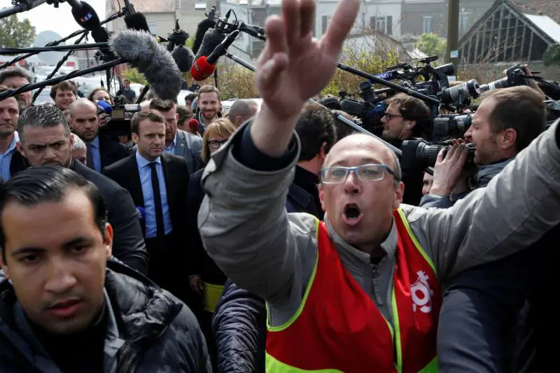 Francia, Macron contestato dagli operai: "Marine presidente!"