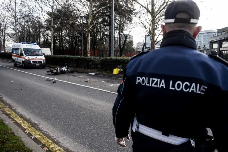 Un vigile urbano ucciso a colpi di pistola davanti casa