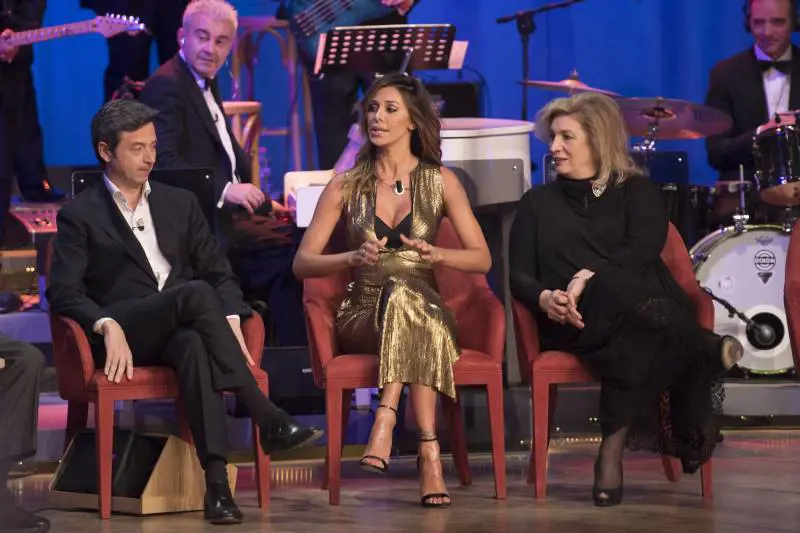 Costanzo bacchetta Belen in tv: ​"In ritardo, entra e falla finita"