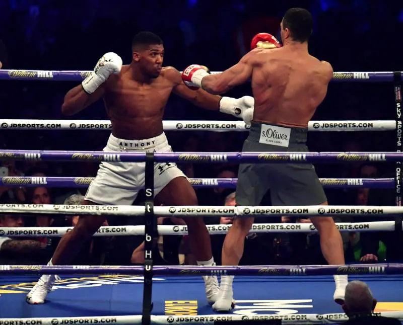 Boxe, Joshua è campione del mondo dei pesi massimi: Klitschko va ko dopo 11 riprese
