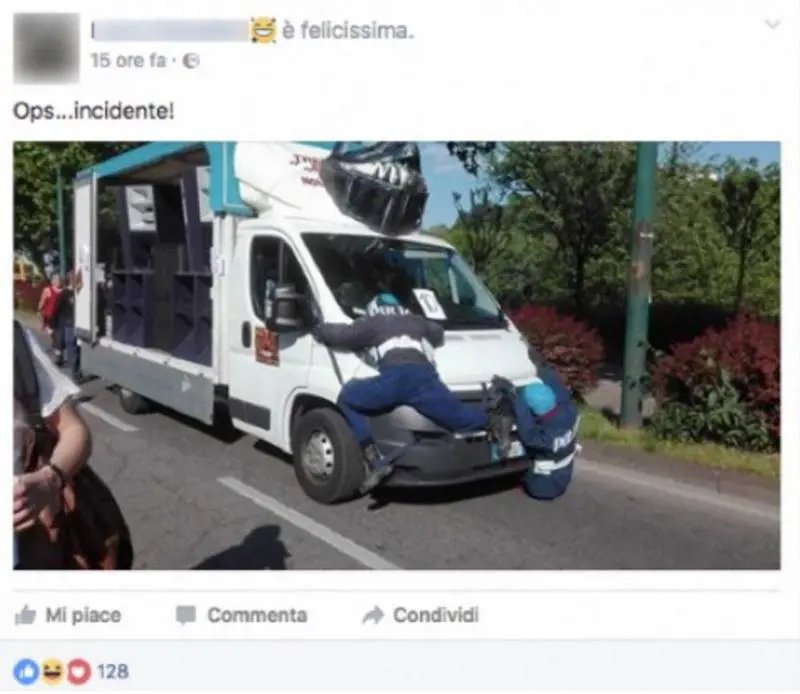 Corteo cannabis, manichini choc: poliziotti investiti sul camion