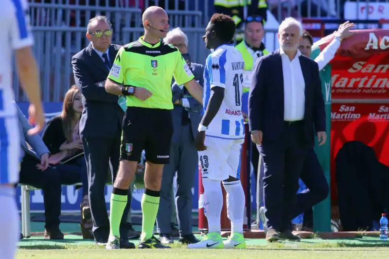 Cori razzisti a Muntari, lui abbandona il campo: "Arbitro senza coraggio"