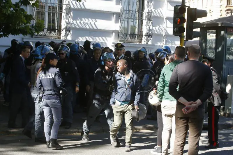 Roma, ambulante muore durante i controlli. Senegalesi scatenano la rivolta