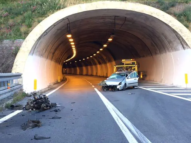 Senza patente e drogato si schianta in autostrada: "Guidava un senegalese"
