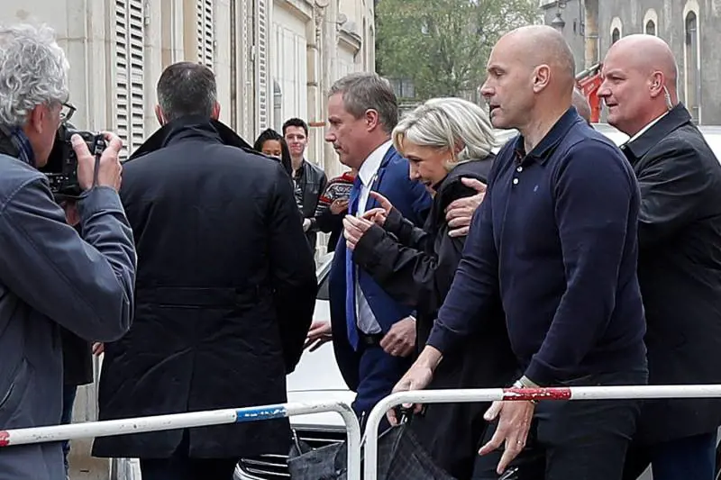 Uova e fischi contro la Le Pen: fuga dalla cattedrale di Reims