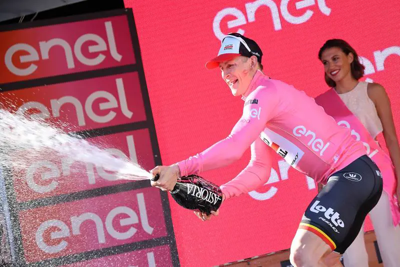 Greipel, "Gorilla" cuore d'oro. Vince lo sprint e vola in rosa