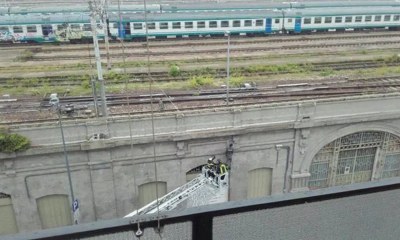 Milano, giovane migrante si impicca alla stazione Centrale davanti ai passanti
