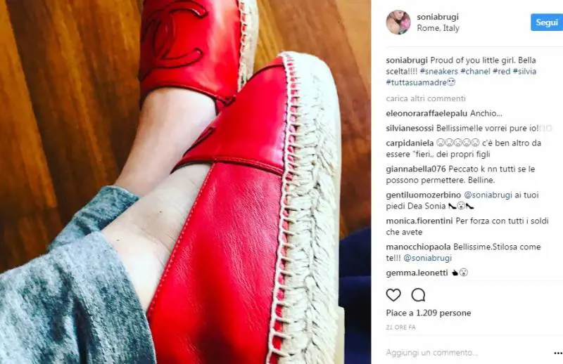 Sonia Bruganelli compra le scarpe alla figlia e i fan si scatenano