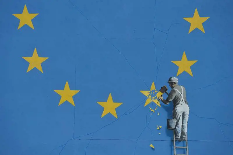Operaio rimuove una stella della bandiera Ue: la Brexit nel murales di Banksy