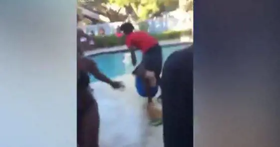 La vecchietta si lamenta: la scaraventano in piscina