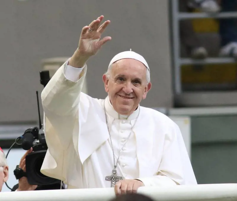 Papa Francesco: "Mai discriminare tra cristiani e non, accogliere tutti"