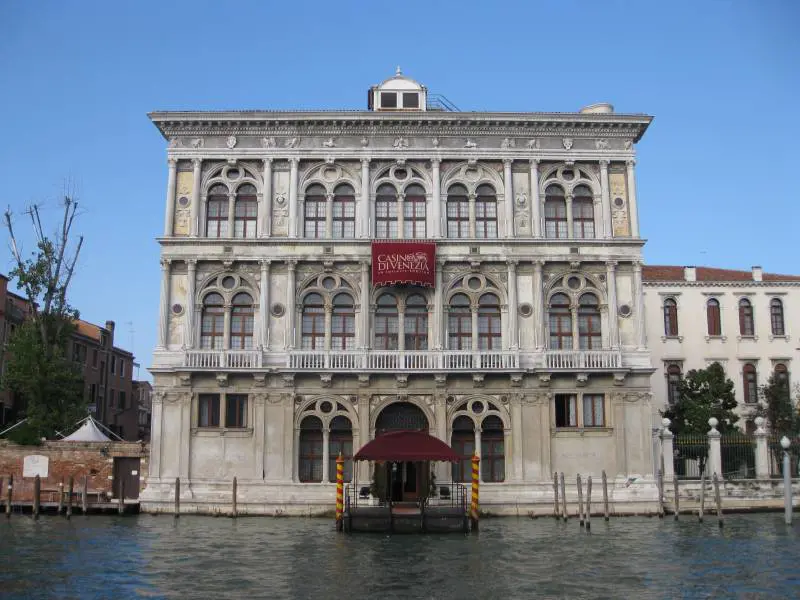 Venezia, lo storico casinò rischia di chiudere: "Troppe perdite"