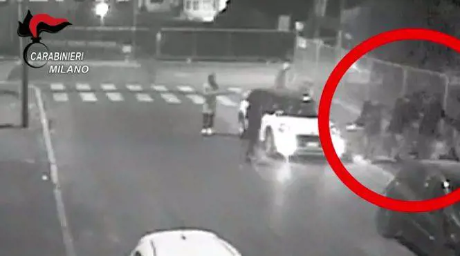 Milano, aggrediti dal branco perché omosessuali: otto giovani in manette