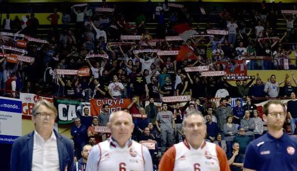 Forlì, allo stadio parte l'inno nazionale e cantano "Romagna Mia"