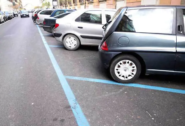 Roma, stangata natalizia sulle strisce blu: pagheranno anche i residenti