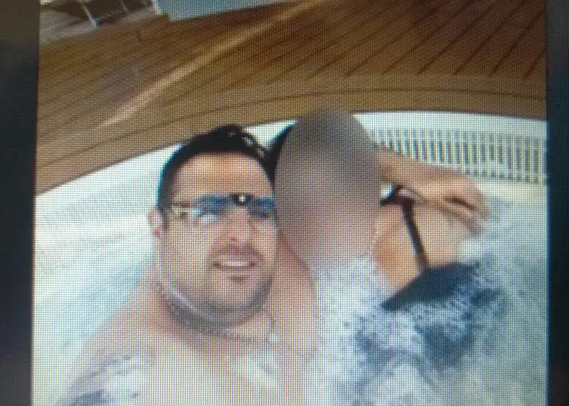 Narcos viola obbligo di dimora e se ne va in crociera con la compagna
