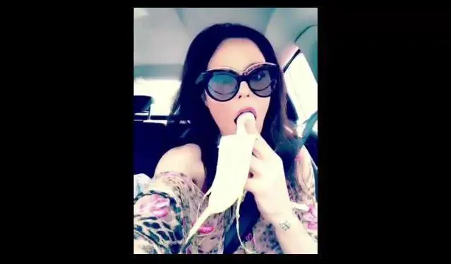 Naike Rivelli provocante: mangia una banana in auto