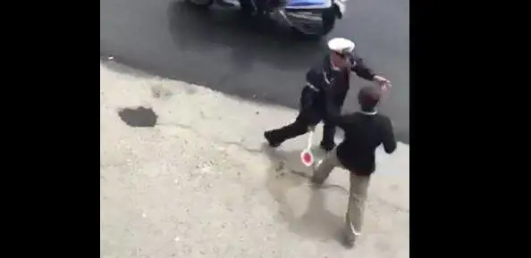 Giro d'Italia, il migrante vuole invadere la corsia: manate e grida