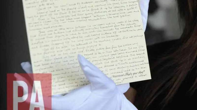 Rubato il racconto sul papà di Harry Potter scritto su un foglio da J.K. Rowling