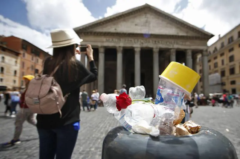 Pd-M5S, la sfida dei rifiuti è un film comico
