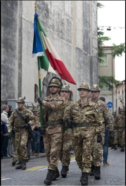 E adesso se la prendono pure con gli alpini: "Assassini"