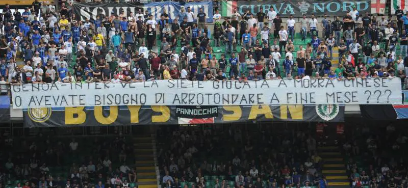 La curva dell'Inter lascia San Siro: "Venduti, andiamo a mangiare"