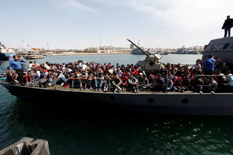 Migranti, ora l'Ue bacchetta l'Italia: "Accelerate procedure di redistribuzione"