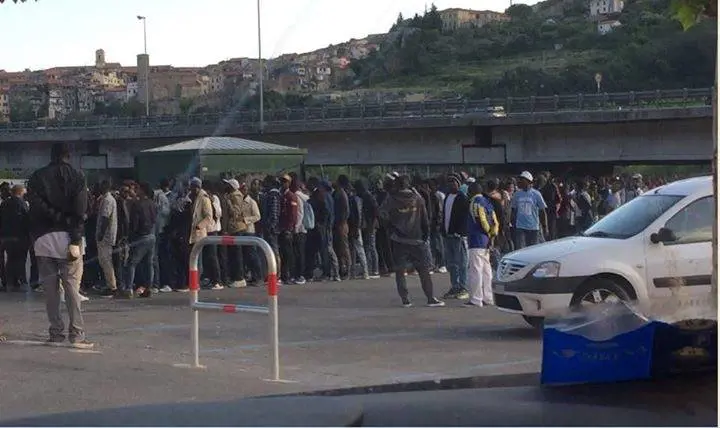Migranti nascosti nel furgone: le toghe graziano la No border