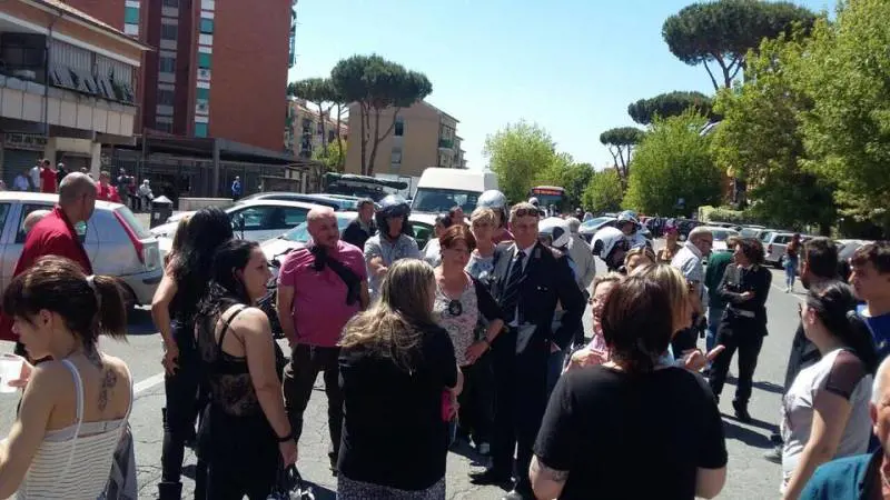 Roma, Forza Nuova blocca operazione anti abusivismo: "Difendiamo gli ambulanti italiani"